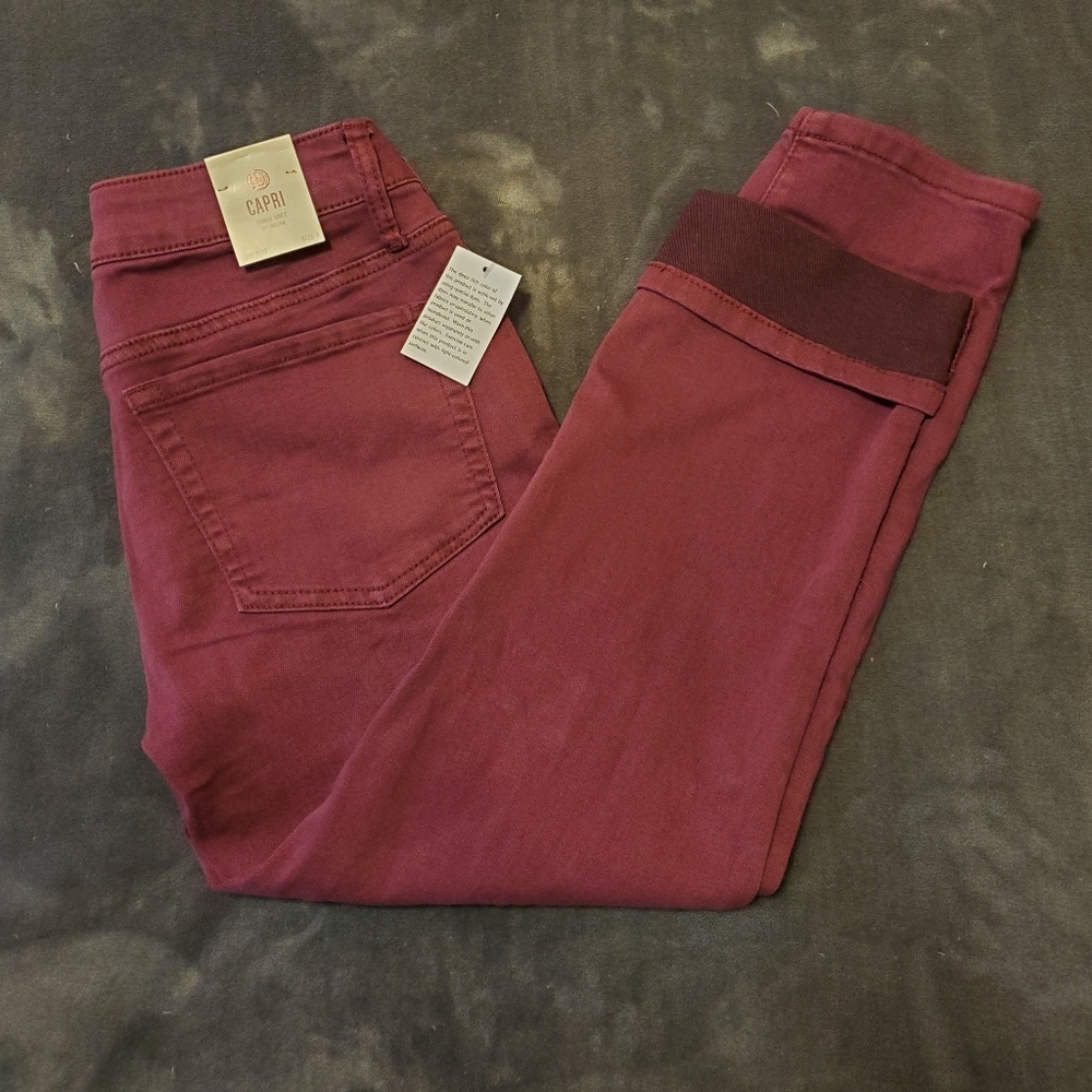 *NWT* Adorable Maroon Capris